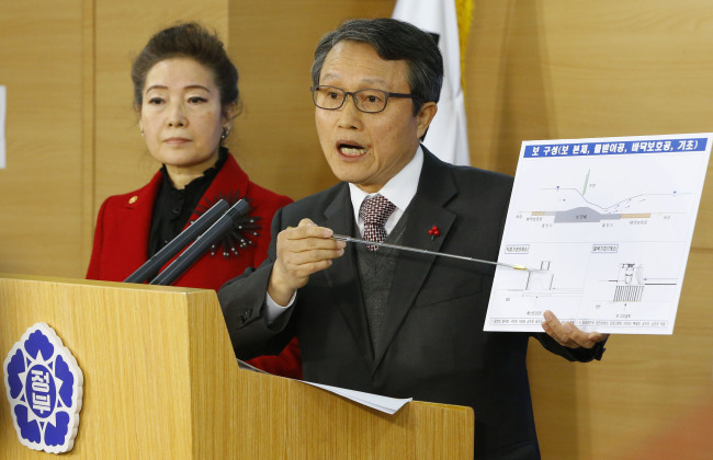 Land, Transport and Maritime Minister Kwon Do-youp (right) and Environment Minister Yoo Young-sook hold a joint press conference to repudiate the state auditors’ negative evaluation of the four-river refurbishment project at the government complex in Seoul on Friday. (Yonhap News)