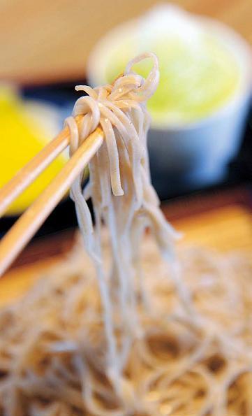 Subaru owner-chef Kang Young-chul crafts his delicate and chewy soba from freshly milled buckwheat. (Ahn Hoon/The Korea Herald)