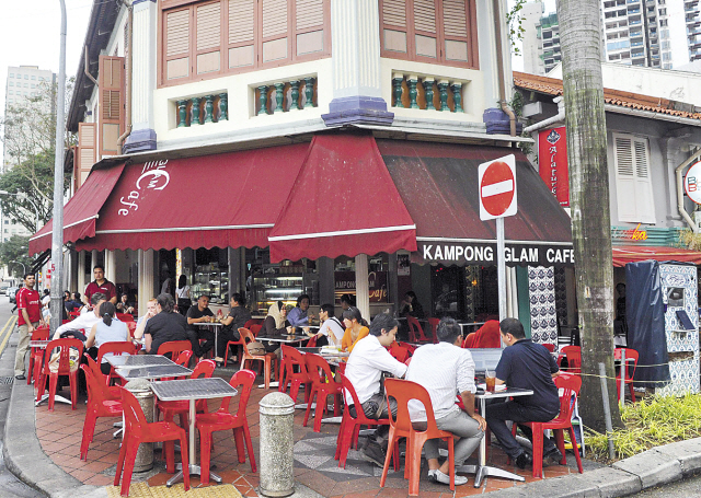 Rows of halal Muslim food restaurants next to an Arab street in Singapore (AFP-Yonhap News)