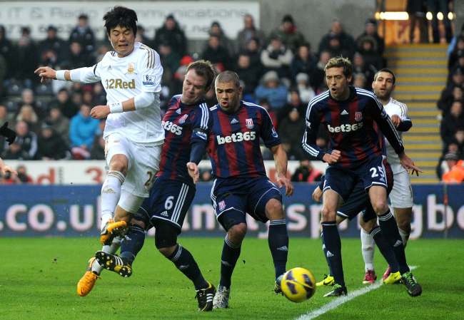 Swansea City’s Ki Sung-yueng attempts a shot on goal on Saturday. (Penta-Yonhap News)