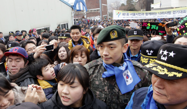 Pop singer Rain, on military duty, participates in an event of walking the 5-km route in Seoul that was used by North Korean agents 45 years ago to infiltrate the South Korean presidential office. (Yonhap News)