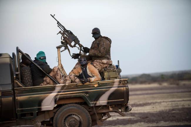 A convoy of Malian soldiers heads toward Mopti on Saturday. (AFP-Yonhap News)