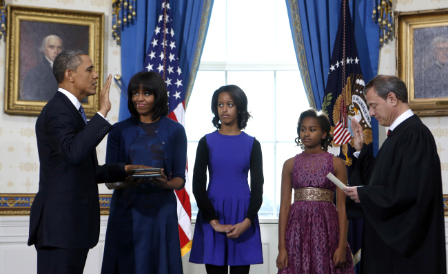 U.S. President Barack Obama is officially sworn in by Chief Justice John Roberts in the Blue Room of the White House on Sunday. (AP-Yonhap News)