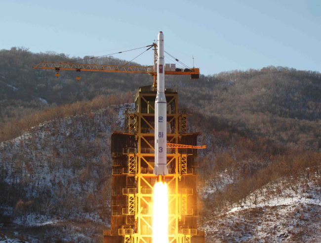 North Korea's Unha-3 rocket lifts off from the Sohae launch pad in Tongchang-ri, Dec. 12, 2012 (Yonhap News)