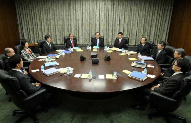 Bank of Japan Governor Masaaki Shirakawa (center) and board members attend a policy meeting in Tokyo on Tuesday. (AFP-Yonhap News)