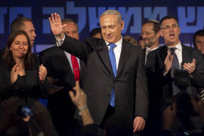 Israeli Prime Minister and Chairman of the Likud Party Benjamin Netanyahu waves to supporters at party headquarters in Tel Aviv on Wednesday. (AFP-Yonhap News)