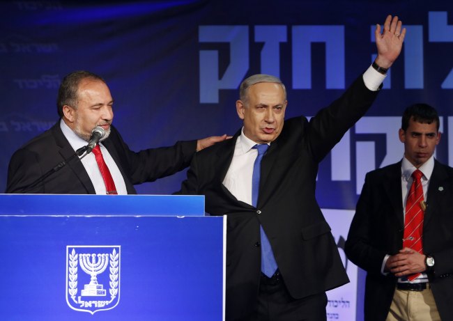 Benjamin Natanyahu waves to the public. (Yonhap News)