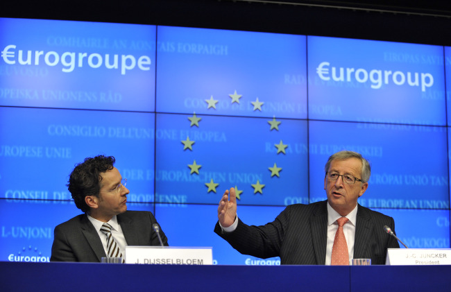 Jean-Claude Juncker (right), prime minister of Luxembourg and outgoing president of the Eurogroup, attends a press conference after a Eurogroup finance ministers’ meeting at the EU headquarters in Brussels on Monday. (Xinhua-Yonhap News)