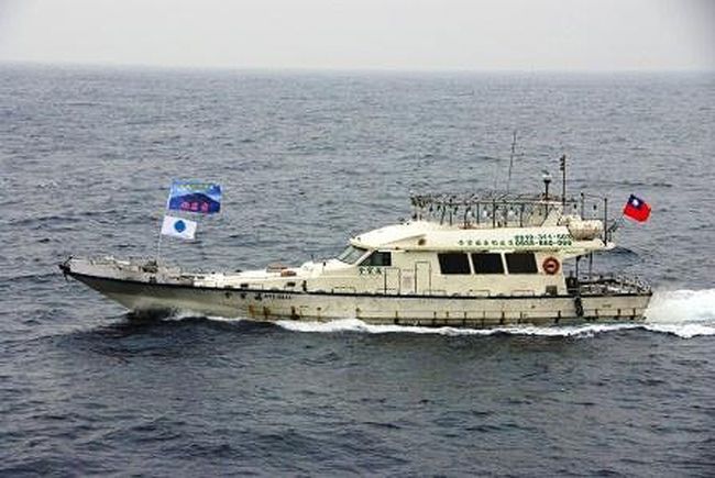 A Taiwanese boat carries Taiwanese activists on board cruising in waters near the disputed islands known as Senkaku Islands in Japan and Diaoyu Islands in China, in the East China Sea, Thursday. (AFP-Yonhap News)