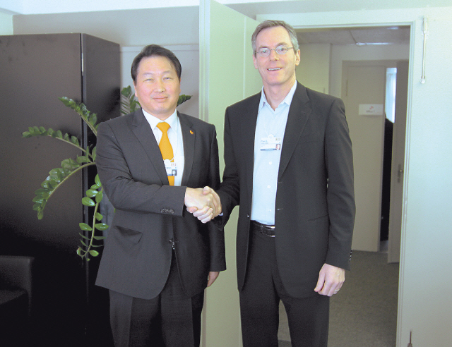 SK chairman Chey Tae-won (left) and Qualcomm’s chairman Paul Jacobs shake hands after holding a meeting on the sidelines of the World Economic Forum in Switzerland on Thursday. (SK Hynix)