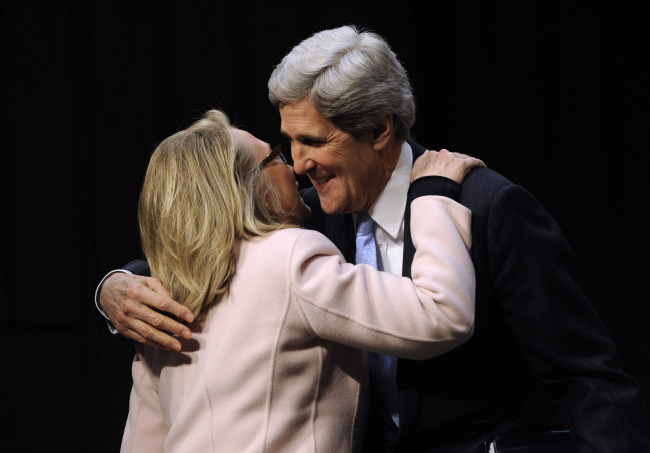 Senator John Kerry (right) hugs Secretary of State Hillary Clinton during his confirmation hearing before the Senate Foreign Relations Committee to become the next secretary of state on Capitol Hill, in Washington D.C., Thursday. (Xinhua-Yonhap News)