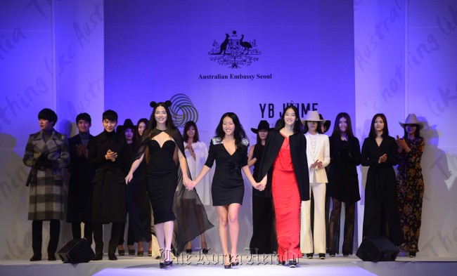 Model Jessica Gomes (left), designer Bae Yeo-jin (center) and Bae’s niece, Shin Hyeon-ji, walk the catwalk hand-in-hand at the conclusion of a fashion show during an Australia Day reception at Grand Hyatt Hotel in Seoul on Thursday. (Park Hae-mook/The Korea Herald)