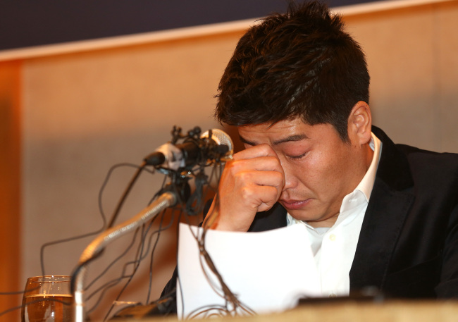 Park Jae-hong of the SK Wyverns announces his retirement at a news conference in Seoul on Friday. (Yonhap News)