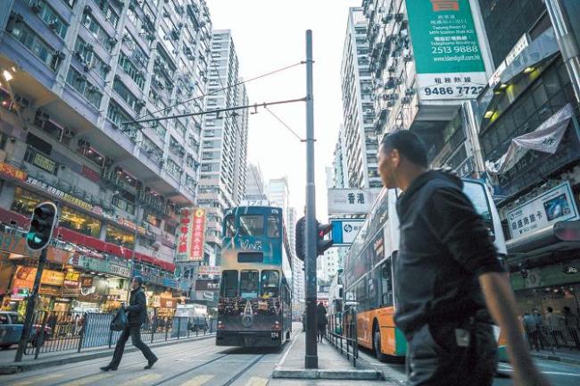 A man crosses the street as a tram approaches in Hong Kong on Jan. 17.( AFP-Yonhap News)