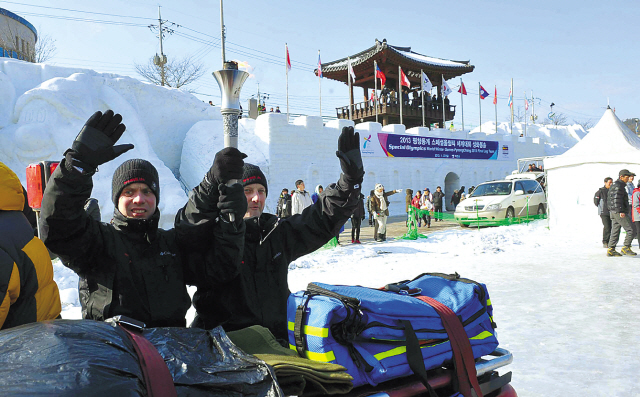 Special Olympics torch relay runners arrive at Hwacheon Sancheoneo (mount trout) Ice Festival in Gangwon Province on Sunday. The 2013 Special Olympics World Winter Games, an international sporting event for the intellectually disabled, will be held in PyeongChang and Gangneung, Gangwon Province, from Jan. 29 to Feb. 5.(Yonhap News)