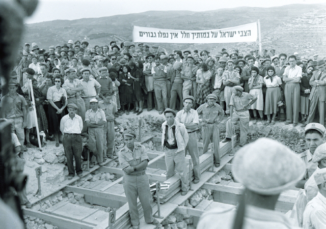 Men and women pause during a funeral service for soldiers killed in the 1948 Arab-Israeli War in this photo dated 1949 by Beno Rothenberg, on display in the exhibition “Photographed and Reported: 1947-1957,” at the Korea Foundation Cultural Center Gallery through Feb. 7.( Israel Embassy)