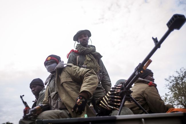 Malian soldiers wait at a checkpoint near Sevare, Mali, Sunday. (AFP-Yonhap News)