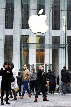 People walk in front of the 5th avenue Apple store on January 14, 2013 in New York City. (AFP-Yonhap News)