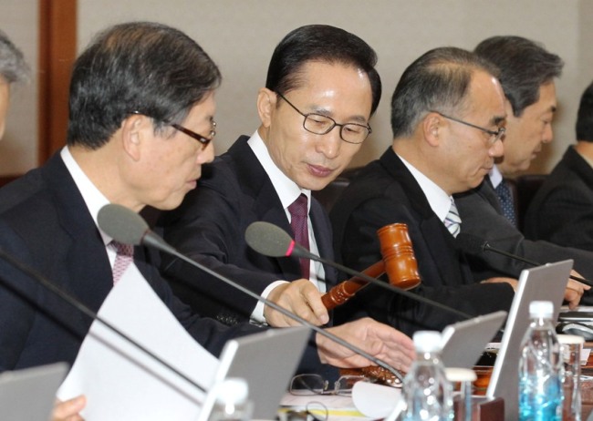 President Lee Myung-bak presides over a Cabinet meeting Tuesday. (Chung Hee-cho/The Korea Herald)