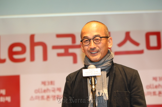 Filmmaker Lee Jun-ik, the director of this year’s Olleh International Smartphone Film Festival, speaks during a press conference in Seoul on Tuesday. (Megaphone)