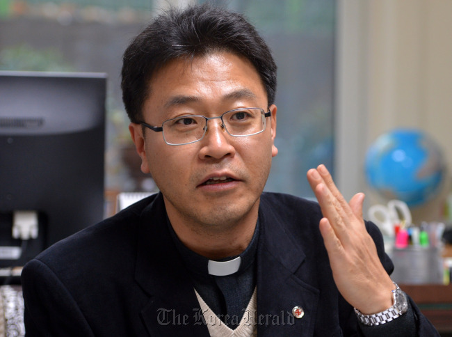 Father Simeon Jong-keon Lee, executive director of Caritas Korea, talks to The Korea Herald on Jan. 24 at the organization’s office in Seoul. (Lee Sang-sub/The Korea Herald)