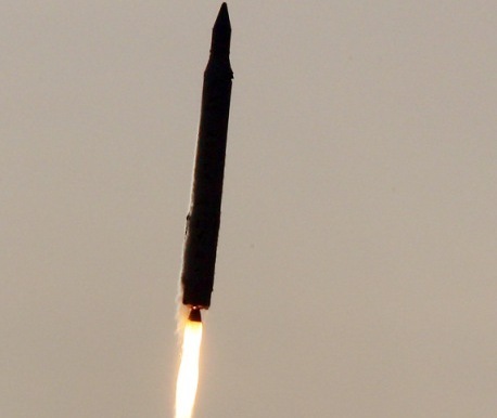 Naro space rocket blasts off on Wednesday. (Yonhap News)