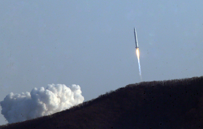 한국 첫 우주발사체 '나로호(KSLV-1)'가 30일 오후 4시 전남 고흥군 외나로도 나로우주센터에서 발사돼 힘차게 우주로 향하고 있다. (연합뉴스)