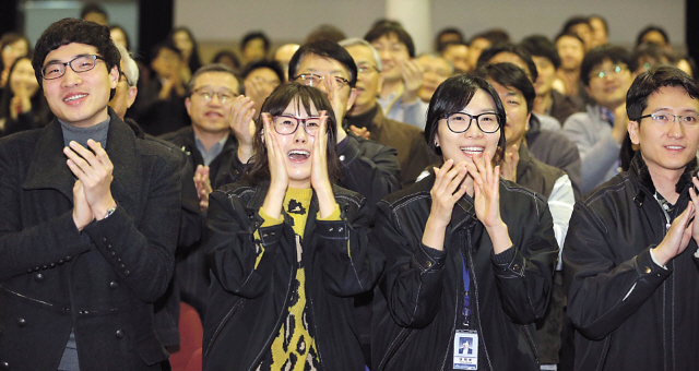 Researchers applaud in celebration of Naro’s successful launch at the Korea Aerospace Research Institute in Daejeon on Wednesday. (Yonhap News)