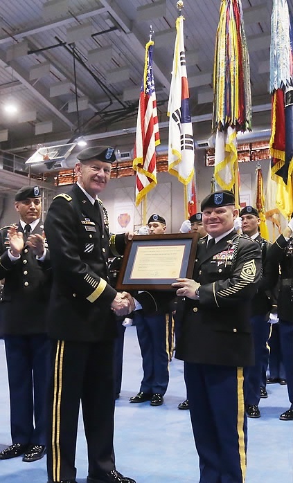 U.S. 2nd Infantry Division Commander Maj. Gen. Edward Cardon (left) confers an appreciation plaque to retiring Command Sgt. Maj. Michael P. Eyer during a change-of-responsibility ceremony at Camp Casey in Dongducheon, Gyeonggi Province on Wednesday. (Yonhap News)