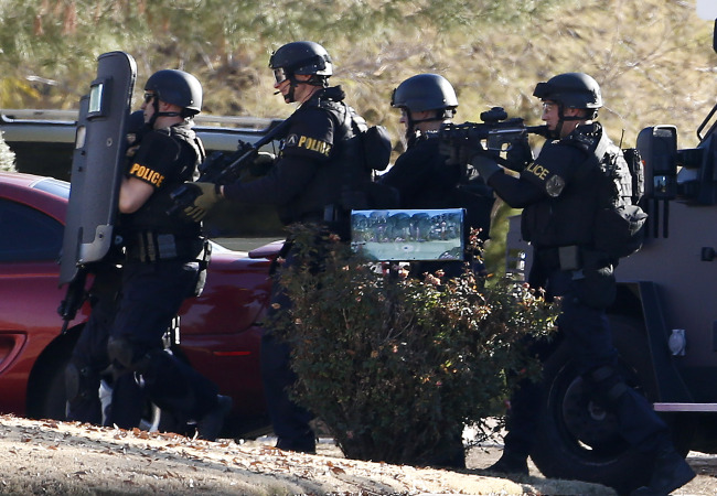 Members of the Phoenix Police Department SWAT team prepare to enter the home of a suspected gunman who opened fire at a Phoenix office building on Wednesday. (AP-Yonhap News)