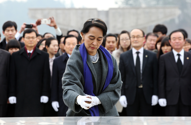 Myanmar’s opposition leader Aung San Suu Kyi burns incense at the May 18th National Cemetery in Gwangju. (Yonhap News)