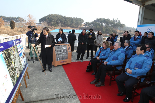 IOC president Jacques Rogge (center, seated) is briefed by Moon Dong-hoo, secretary-general of the PyeongChang 2018 Olympic Winter Games Organizing Committee, at the site of an Olympic ice rink to be built in Gangneung, Gangwon Province, Thursday. Other participants include Kim Jin-sun (right, seated), president of the PyeongChang Olympics Organizing Committee, and Gunilla Lindberg (left, seated), chairwoman of the PyeongChang 2018 Coordination Commission. (Kim Min-jae/PyeongChang Olympic Winter Games Organizing Committee)