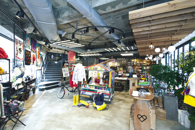 Around the Corner in Garosu-gil, Seoul, is a multi-brand store providing head-to-toe styling items.(Around the Corner)