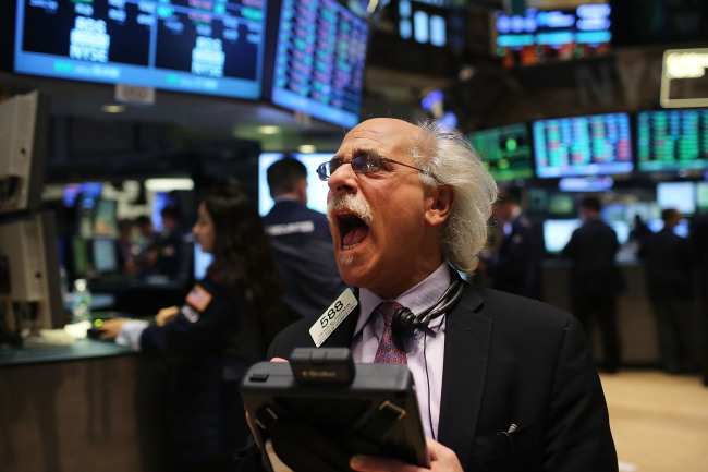 A trader yells on the floor of the New York Stock Exchange moments before the closing bell as U.S. stocks rallied on Friday. ( AFP-Yonhap News)