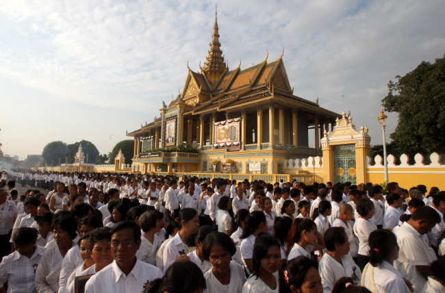 Thousands of mourners wait to pay their respects to Cambodia’s former King Norodom Sihanouk in Phnom Penh, Sunday. (AP-Yonhap News)