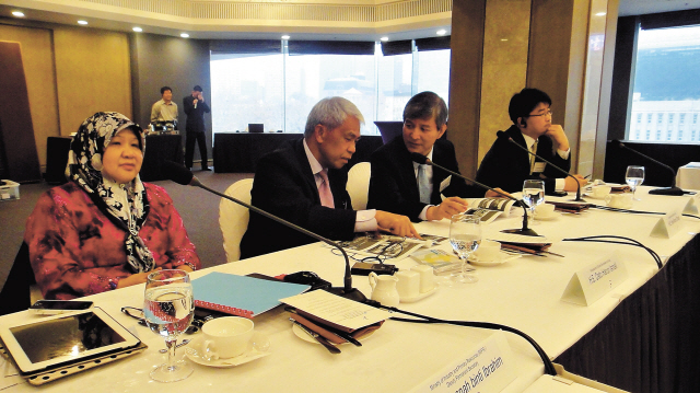 Bruneian Ambassador to Korea Dato Haji Harun Ismail (second from left), ASEAN-Korea Center Secretary-General Chung Hae-moon (third from left), Hajah Hasnah Binti Ibrahim (left), deputy permanent secretary of Brunei’s Ministry of Industry and Primary Resources, and a Korean official listen to a presentation on the fisheries industry in Brunei during an investment forum at the Seoul Plaza Hotel, Tuesday. (ASEAN-Korea Center)