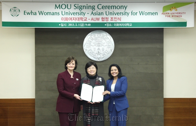 Cherie Blair (from left), chancellor of the Asian University for Women, Kim Sun-uk, president of Ewha Womans University, and Fahima Aziz, vice chancellor of AUW, pose after signing a memorandum of understanding at Ewha on Friday. (Ewha Womans University)