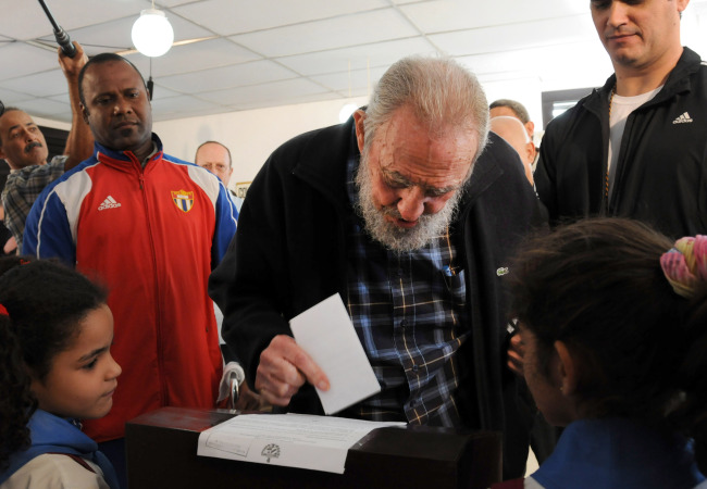 Cuba’s leader Fidel Castro casts his ballot at a polling station during parliament elections in Havana on Sunday. (AP-Yonhap News)