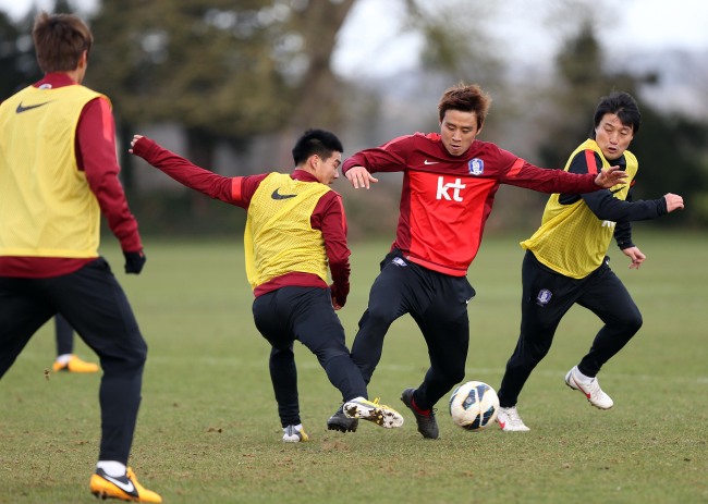 Korea’s Koo Ja-cheol (center) takes part in a training session ahead of the Croatia match on Monday. (Yonhap News)