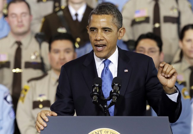 U.S. President Barack Obama gestures while speaking to outline his plan on gun violence at the Minneapolis Police Department’s Special Operations Center in Minneapolis on Monday. (AP-Yonhap News)