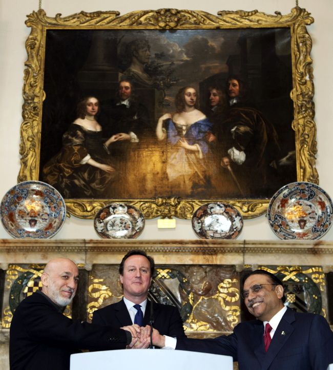 Britain’s Prime Minister David Cameron (center) shakes hands with Afghanistan’s President Hamid Karzai (left) and Pakistan’s President Asif Ali Zardari at Chequers, near Wendover, England, Monday. (AP-Yonhap News)