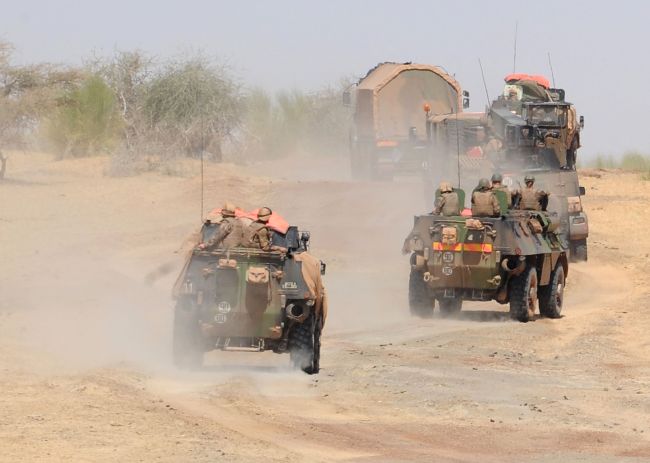 A convoy of French army vehicles patrols between Timbuktu and Douentza in Mali on Monday. (AFP-Yonhap News)