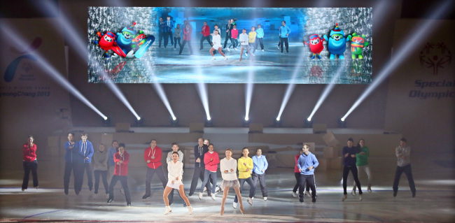 Athletes put on a performance at the closing ceremony of the 10th Special Olympics World Winter in PyeongChang, Gangwon Province on Tuesday. (Yonhap News)