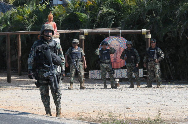 Mexican marines stand at a roadblock due to stepped up security after masked armed men broke into a beach home, raping six Spanish tourists who had rented the house in Acapulco, Mexico, Tuesday. (AP-Yonhap News)