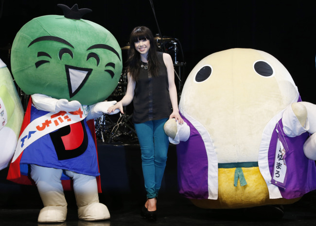 Canadian singer Carly Rae Jepsen smiles during a photo session with Japan’s local mascot characters before her concert in Tokyo, Friday. (AP-Yonhap News)