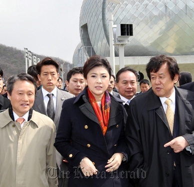 Thai Prime Minister Yingluck Shinawatra (center) visits the Ipo Weir in Yeoju, Gyeonggi Province, during her visit to Korea in March last year. (Yonhap News)