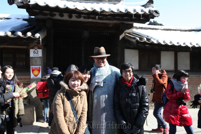 Korea Tourism Organization CEO Lee Charm (center) poses with Chinese tourists during a guided tour to Bukchon Hanok Village in Seoul on Thursday. (The Korea Tourism Organization)