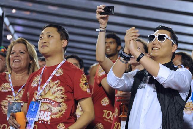 South Korean singer Psy, right, applauds at the Sambadrome in Rio de Janeiro, Brazil on Saturday. (AFP-Yonhap News)