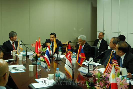 Southeast Asian ambassadors to Korea gather around the table during a working meeting with ASEAN-Korea Center Secretary-General Chung Hae-moon at the ASEAN-Korea Center in Seoul on Tuesday. From left are: Chung; Indonesian Ambassador John A. Prasetio; Bruneian Ambassador Dato Harun Ismail; Cambodian Ambassador Chan Ky Sim; and Laotian Ambassador Khamla Xayachack. (Philip Iglauer/The Korea Herald)