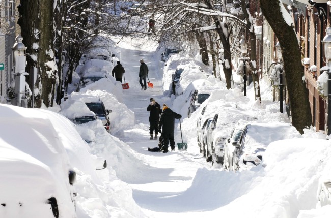 People dig out their cars in Boston on Sunday. (AP-Yonhap News)